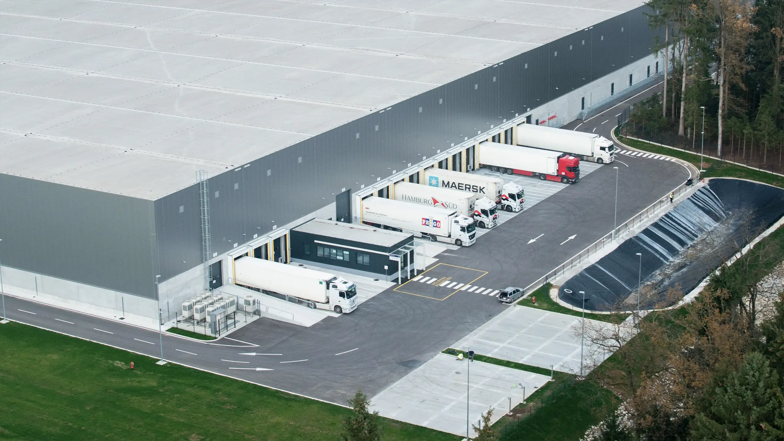 Industrial Project Brnik 1 – aerial view of warehouse facilities and loading docks - obrázok 3