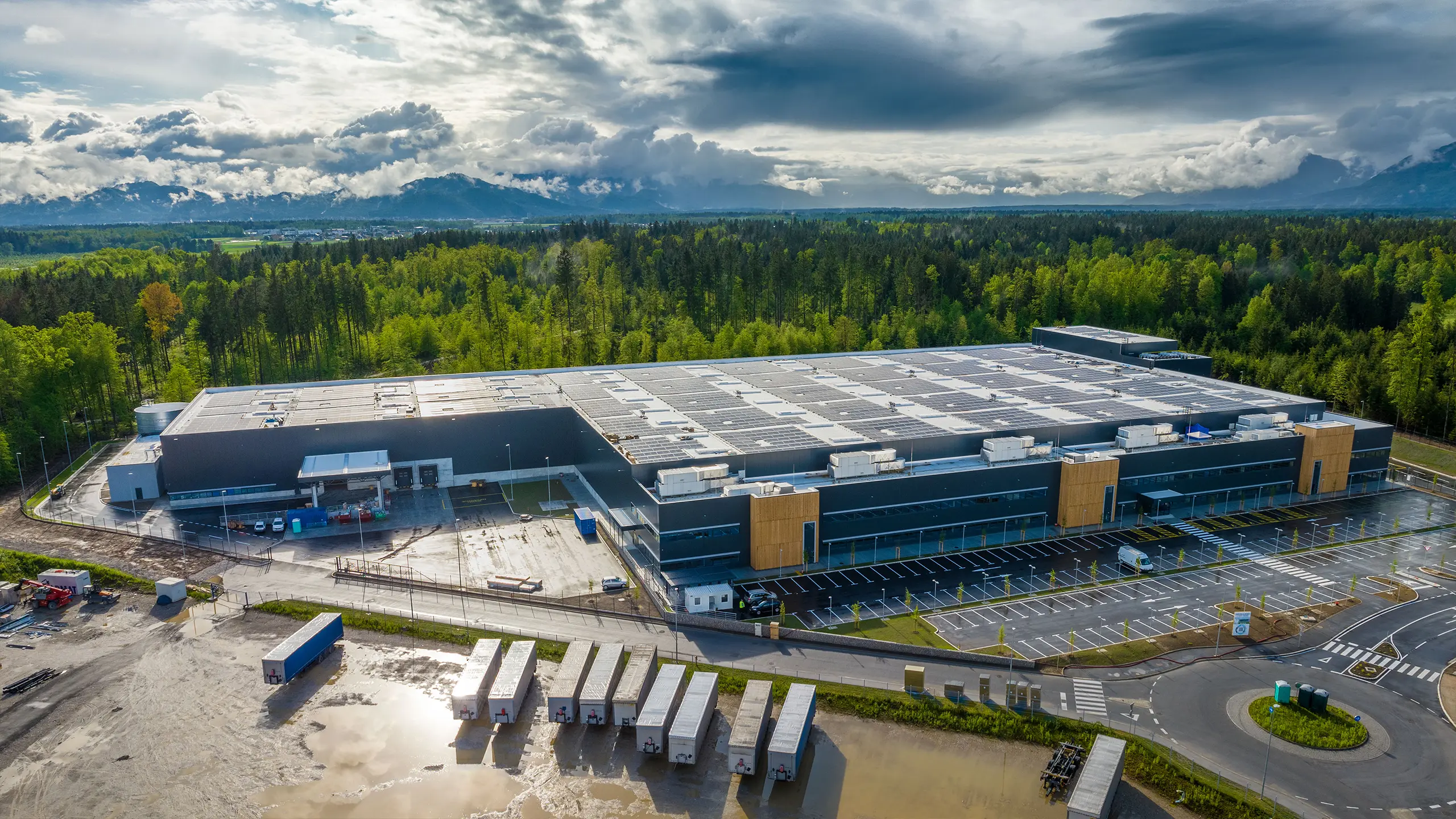 Industrial Project Brnik 2 – logistics center with loading docks - obrázok 2