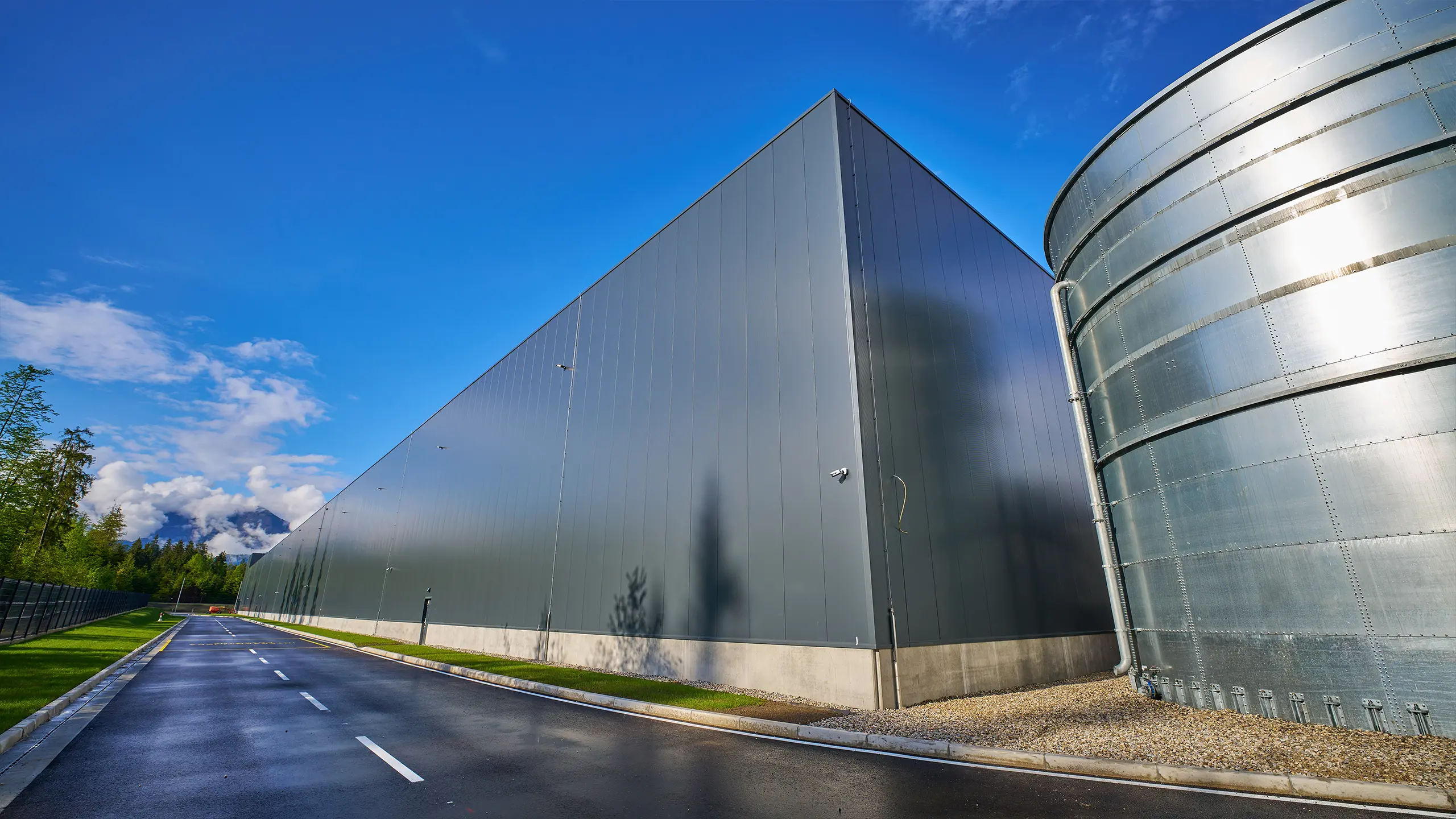 Industrial Project Brnik 2 – façade of a modern warehouse building - obrázok 4