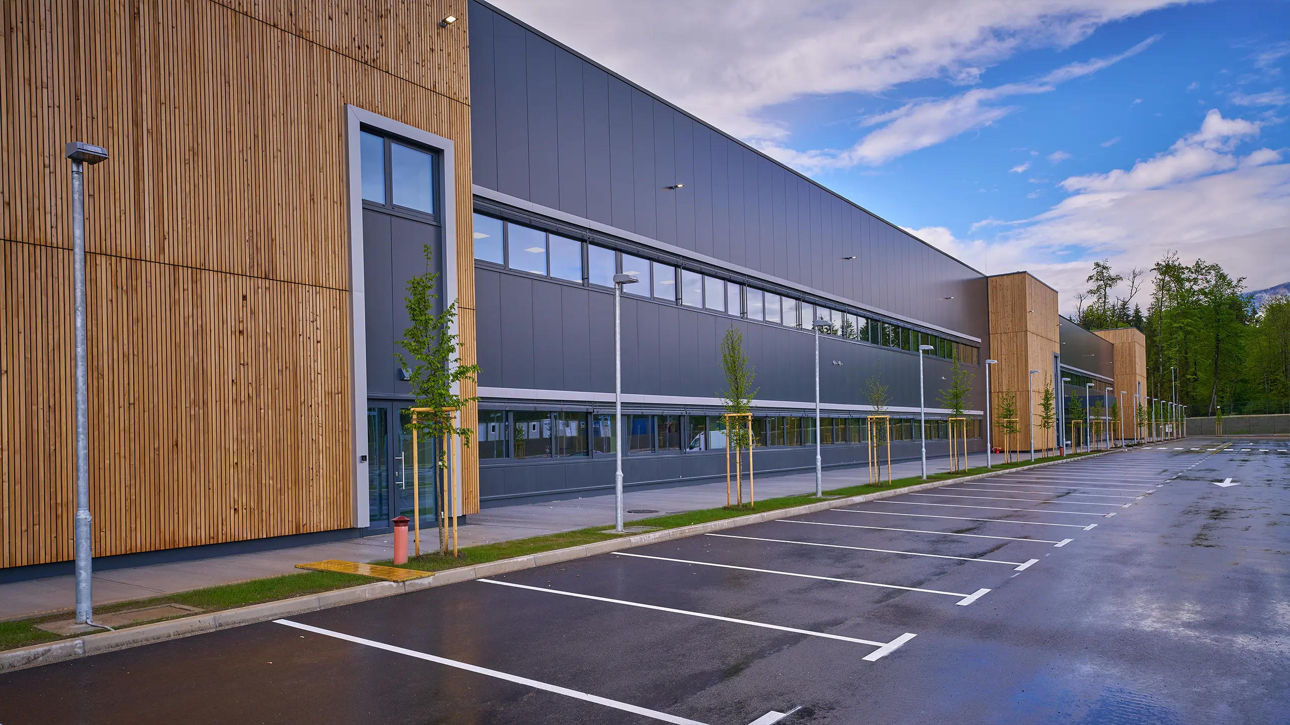 Industrial Project Brnik 2 – logistics building with wooden architectural elements - obrázok 5