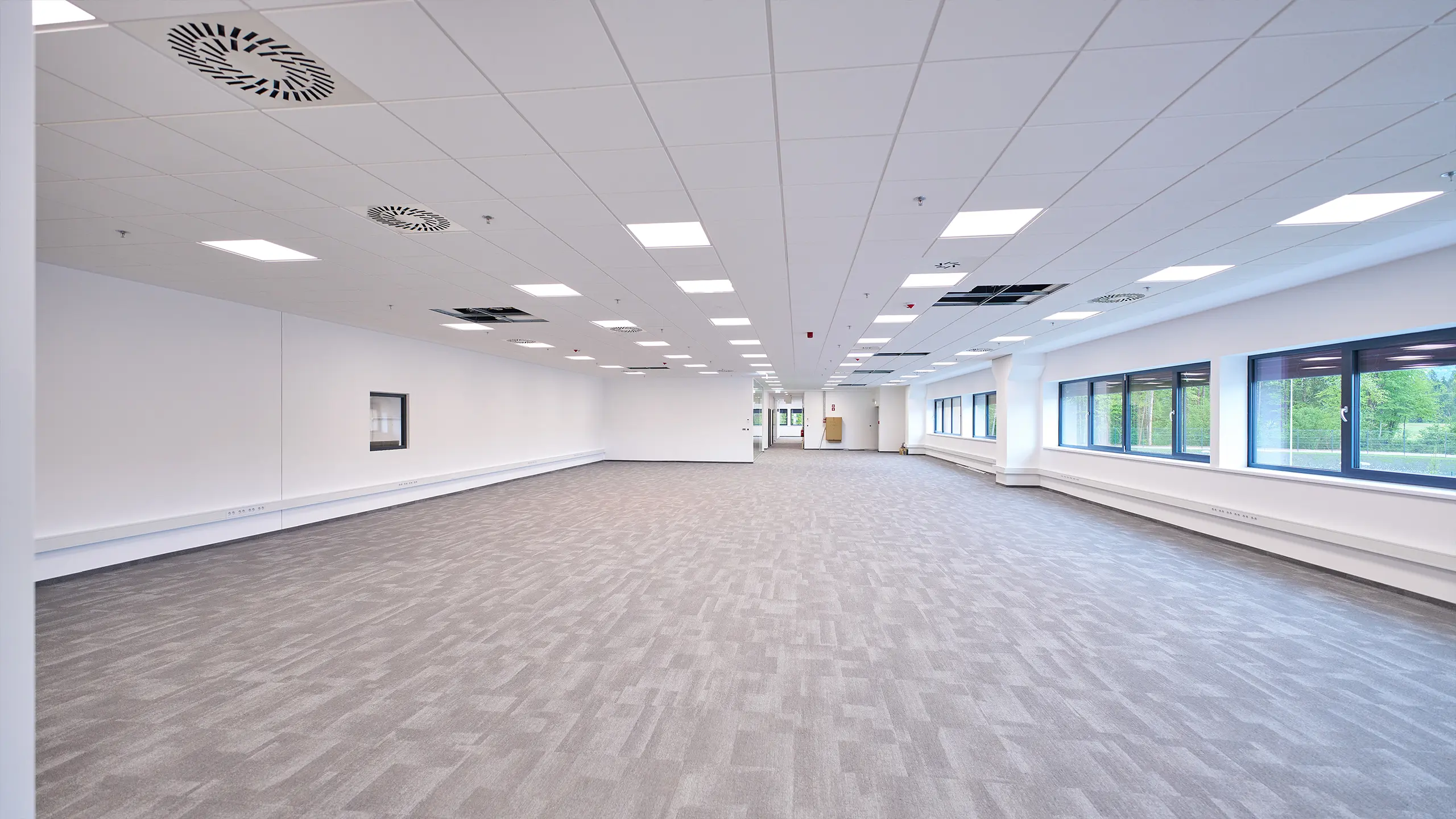 Industrial Project Brnik 2 – modern office space within the logistics center - obrázok 7