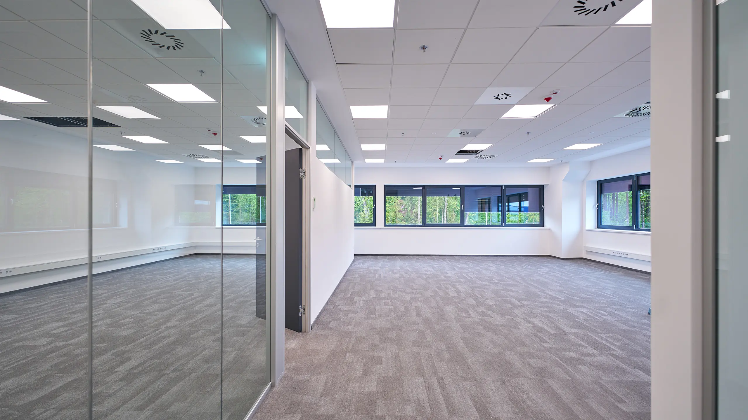 Industrial Project Brnik 2 – office space with glass partitions - obrázok 8