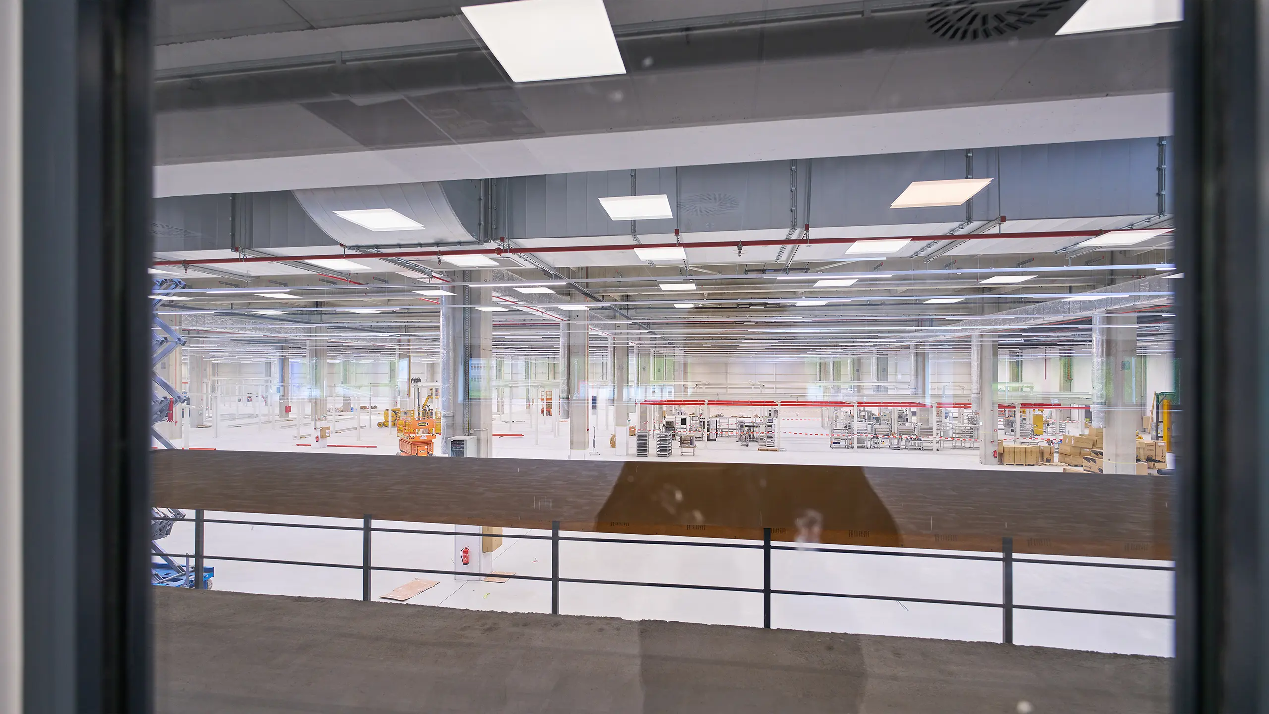 Industrial Project Brnik 2 – view from the office area into the warehouse - obrázok 9