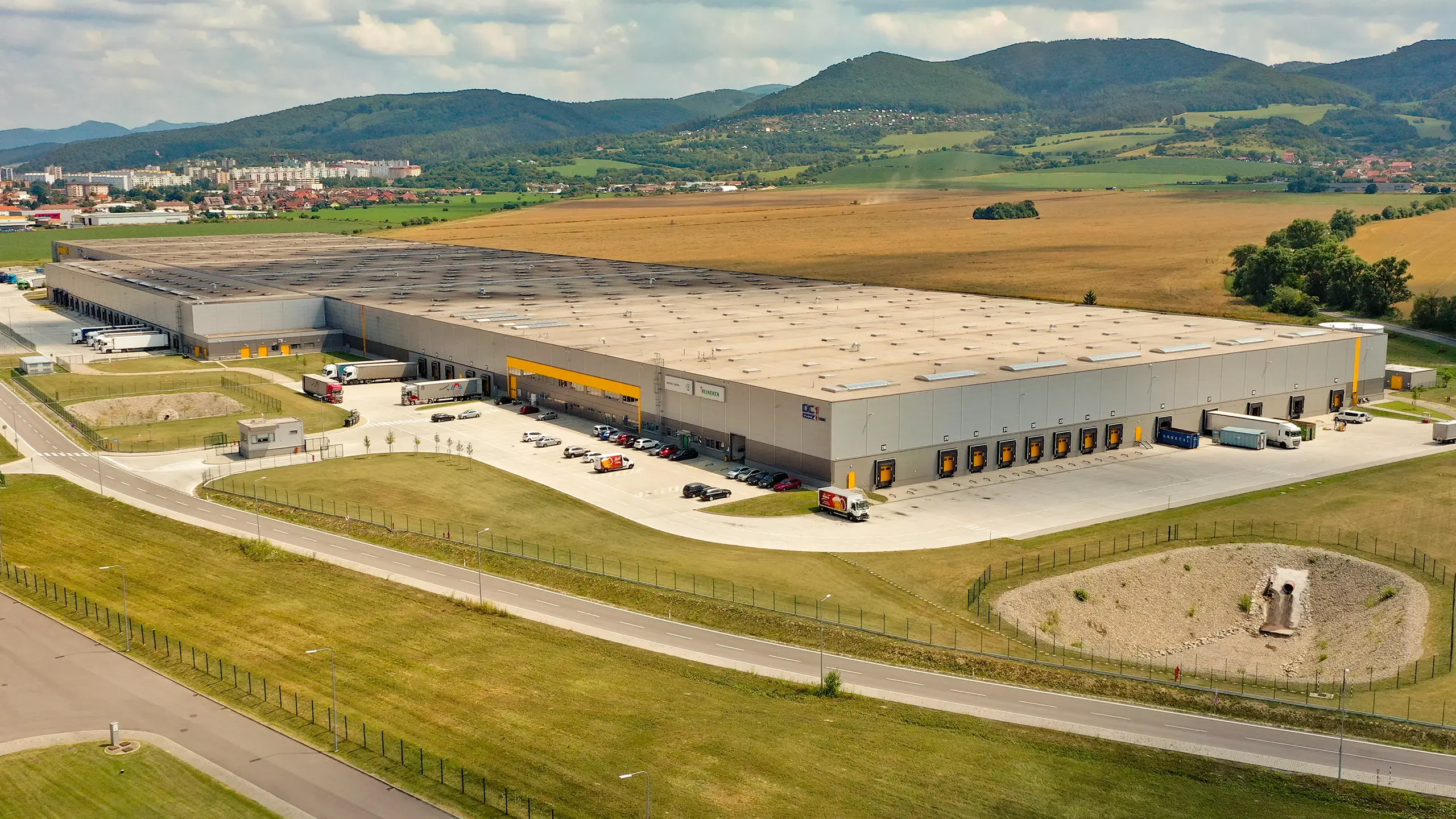 Priemyselný projekt Dubnica 1 - Moderná logistická hala v Dubnici nad Váhom s nakladacími rampami a výborným napojením na dopravnú infraštruktúru.