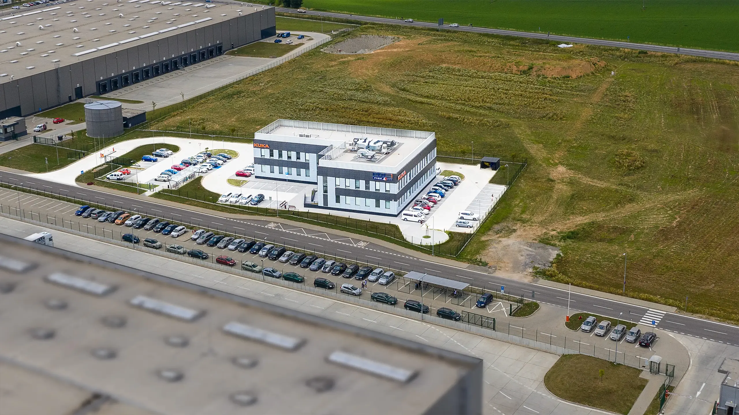 Priemyselný projekt Dubnica 3 – letecký pohľad na administratívnu budovu a skladové priestory - obrázok 3
