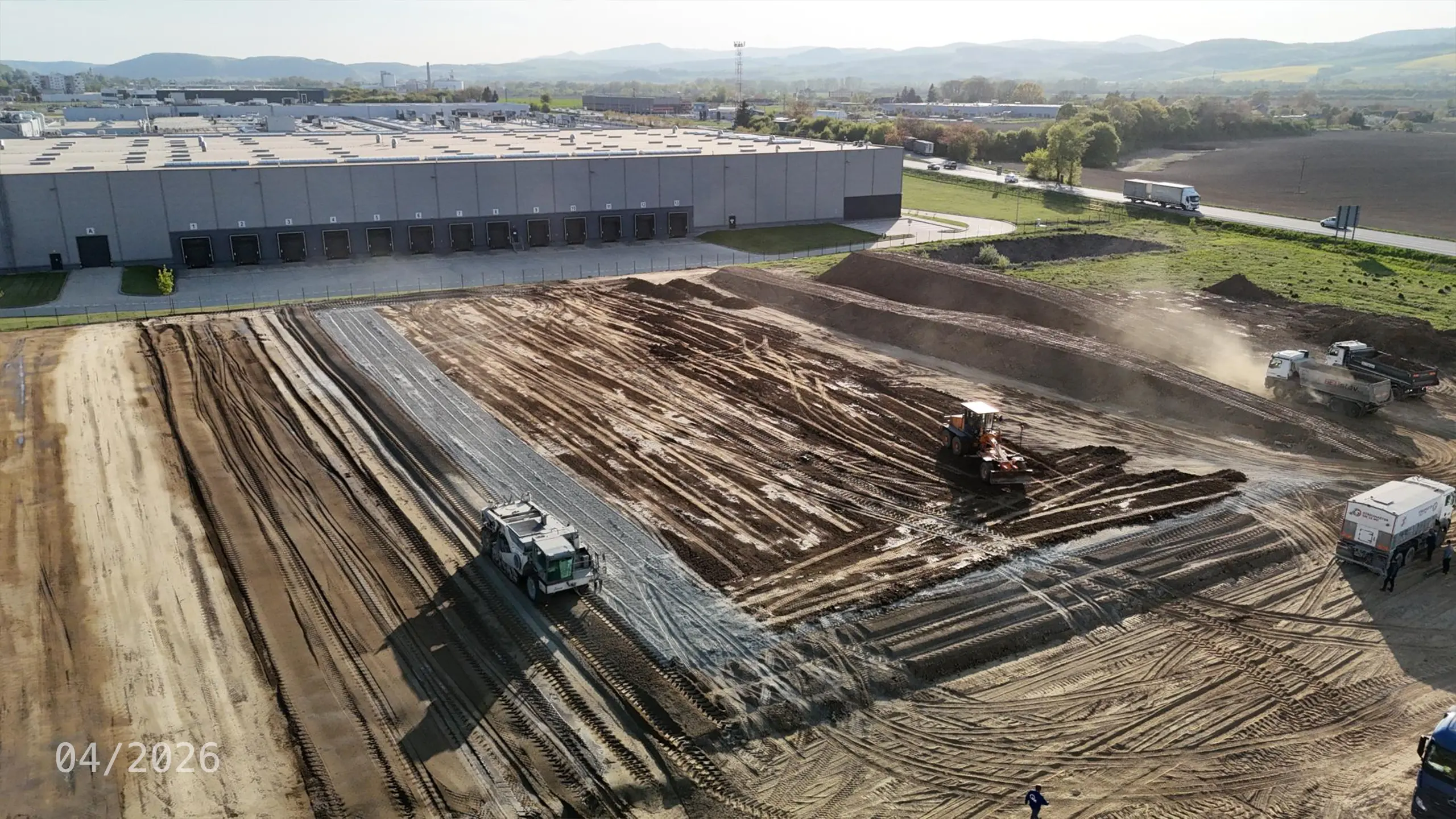 Priemyselný projekt Dubnica 4 – začiatok výstavby novej skladovej a administratívnej haly v priemyselnom parku v Dubnici nad Váhom. Stavebné práce zahŕňajú prípravu územia a budovanie základov budúceho logistického objektu, ktorý nadviaže na existujúce etapy priemyselného parku a rozšíri jeho prenajímateľné kapacity. - obrázok 4