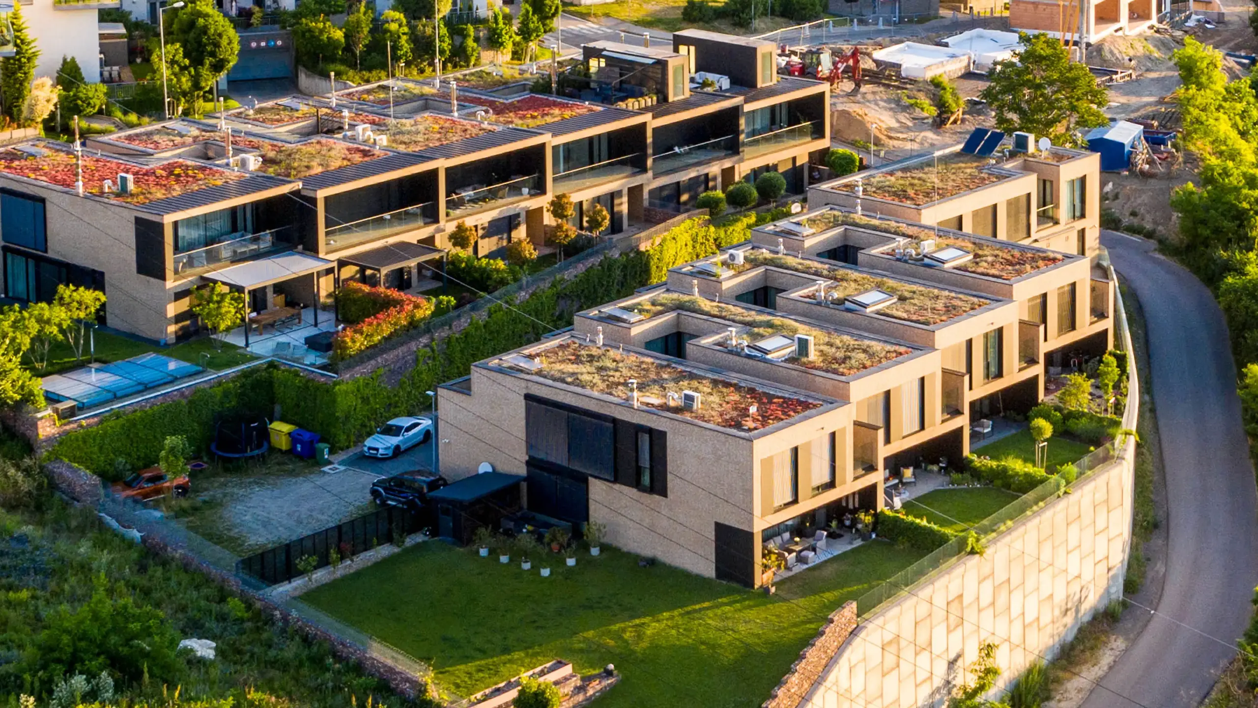 Rezidenčný projekt Eleven Housing – letecký pohľad na rezidenčný komplex so zelenými strechami - obrázok 2