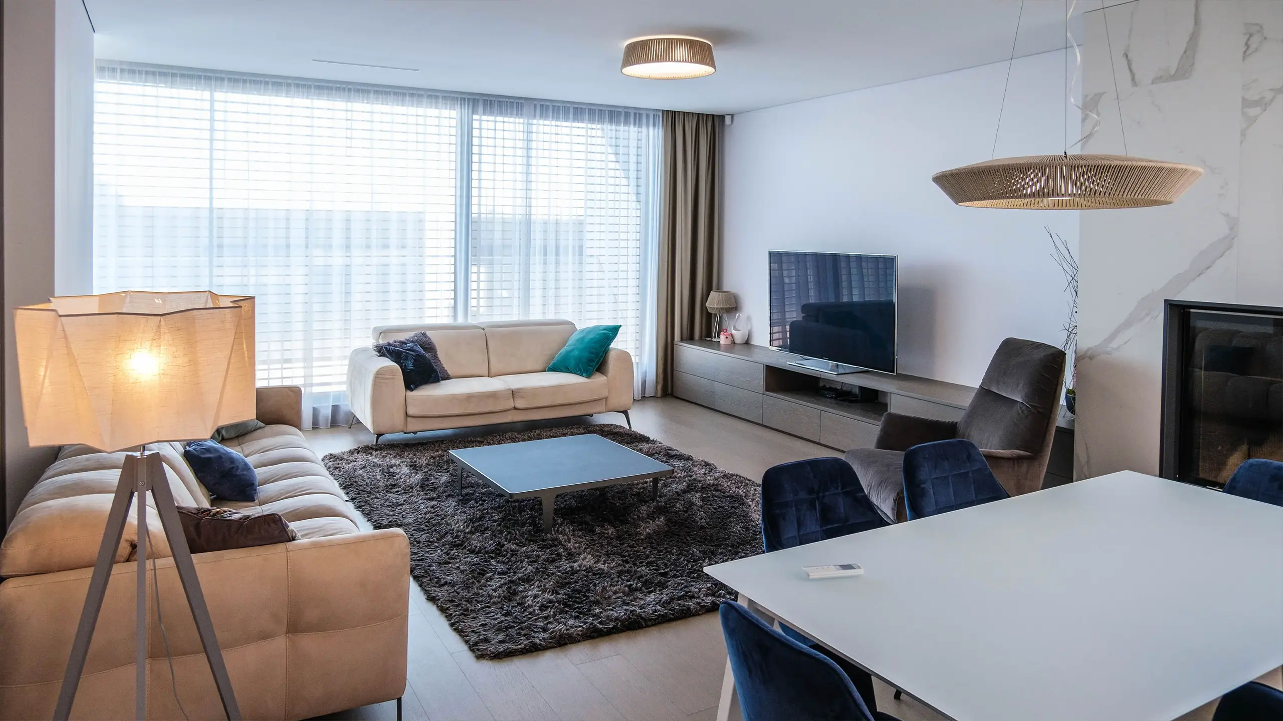 Rezidenčný projekt Eleven Housing – priestranná obývacia izba s jedálenskou časťou - obrázok 8