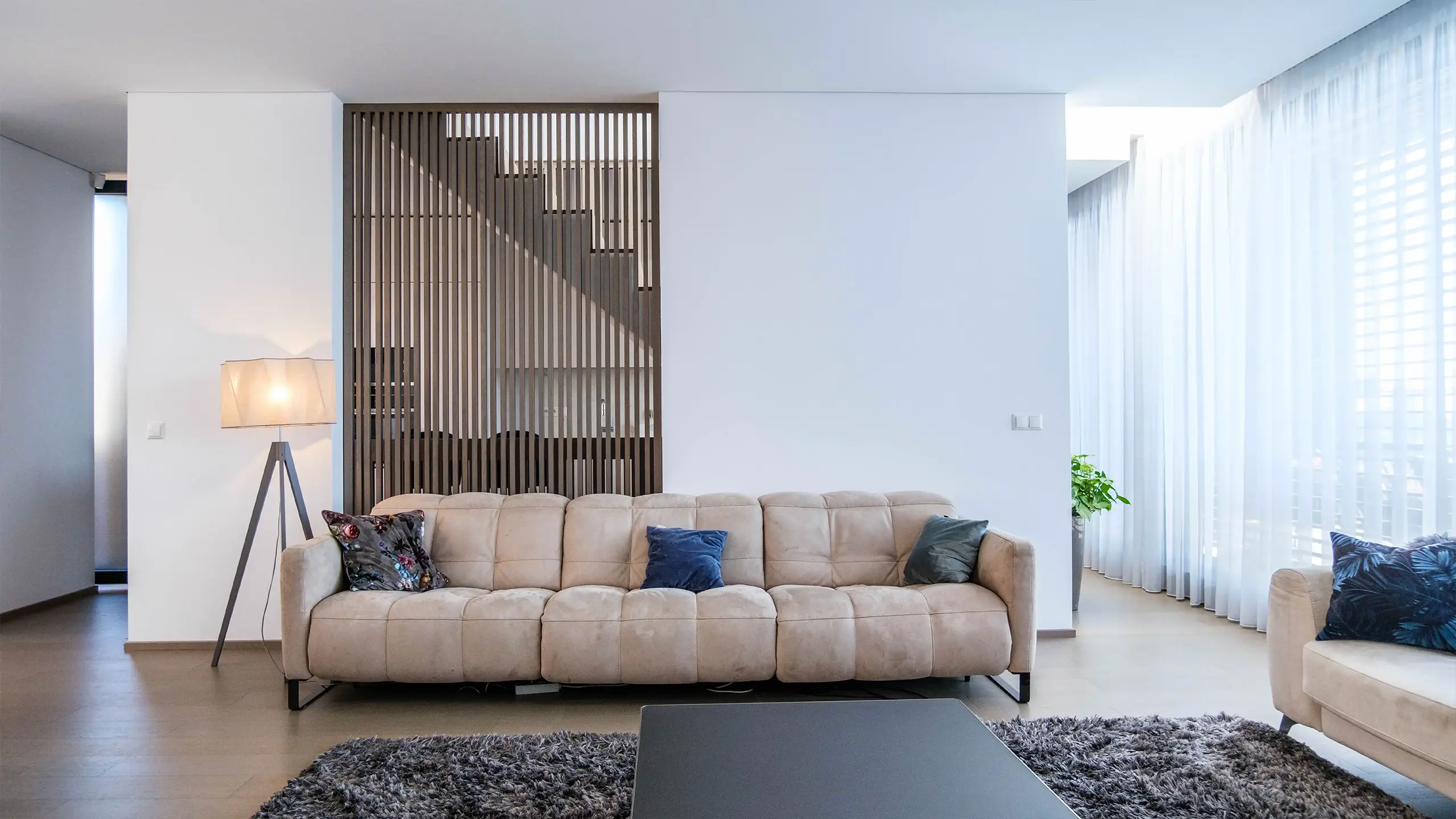 Rezidenčný projekt Eleven Housing – svetlý interiér s veľkoformátovým presklením - obrázok 10