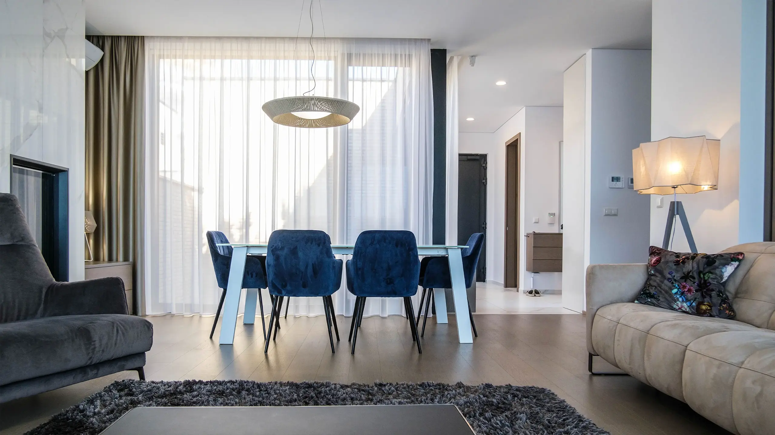 Rezidenčný projekt Eleven Housing – priestranná obývacia izba s jedálenskou časťou - obrázok 11