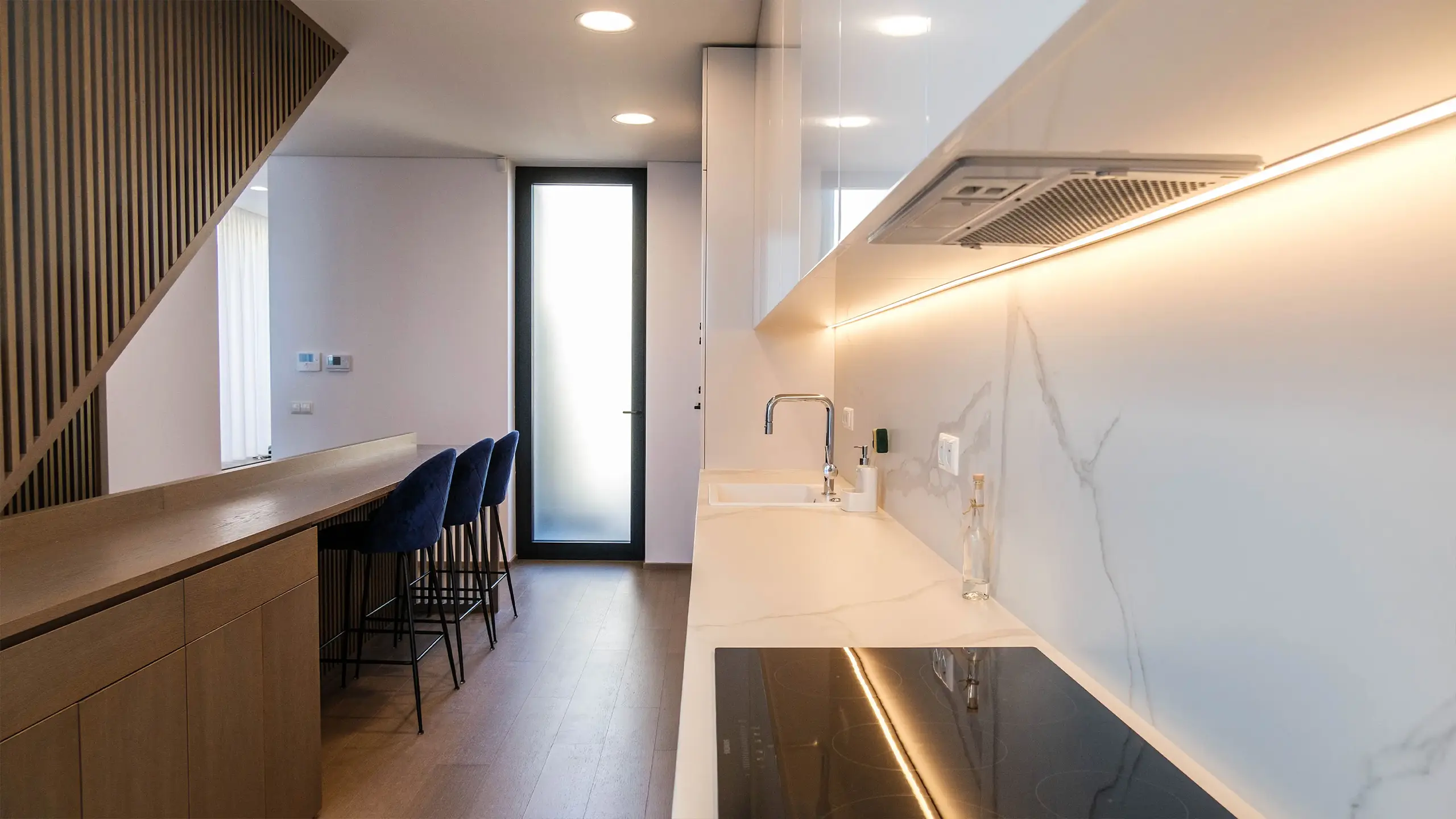 Rezidenčný projekt Eleven Housing – moderná kuchyňa s minimalistickým dizajnom - obrázok 13