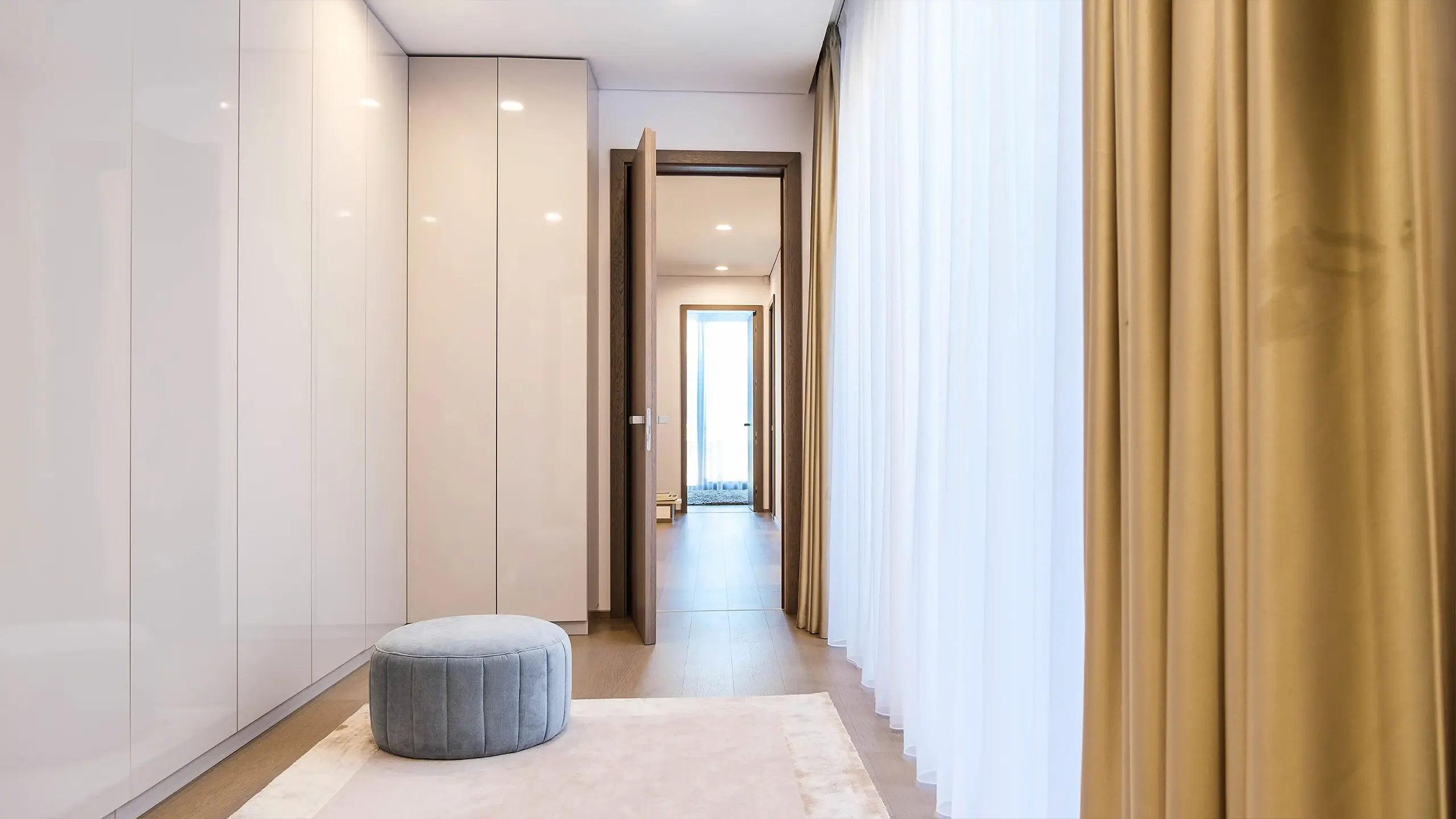 Rezidenčný projekt Eleven Housing – šatníková časť s úložnými priestormi na mieru - obrázok 15
