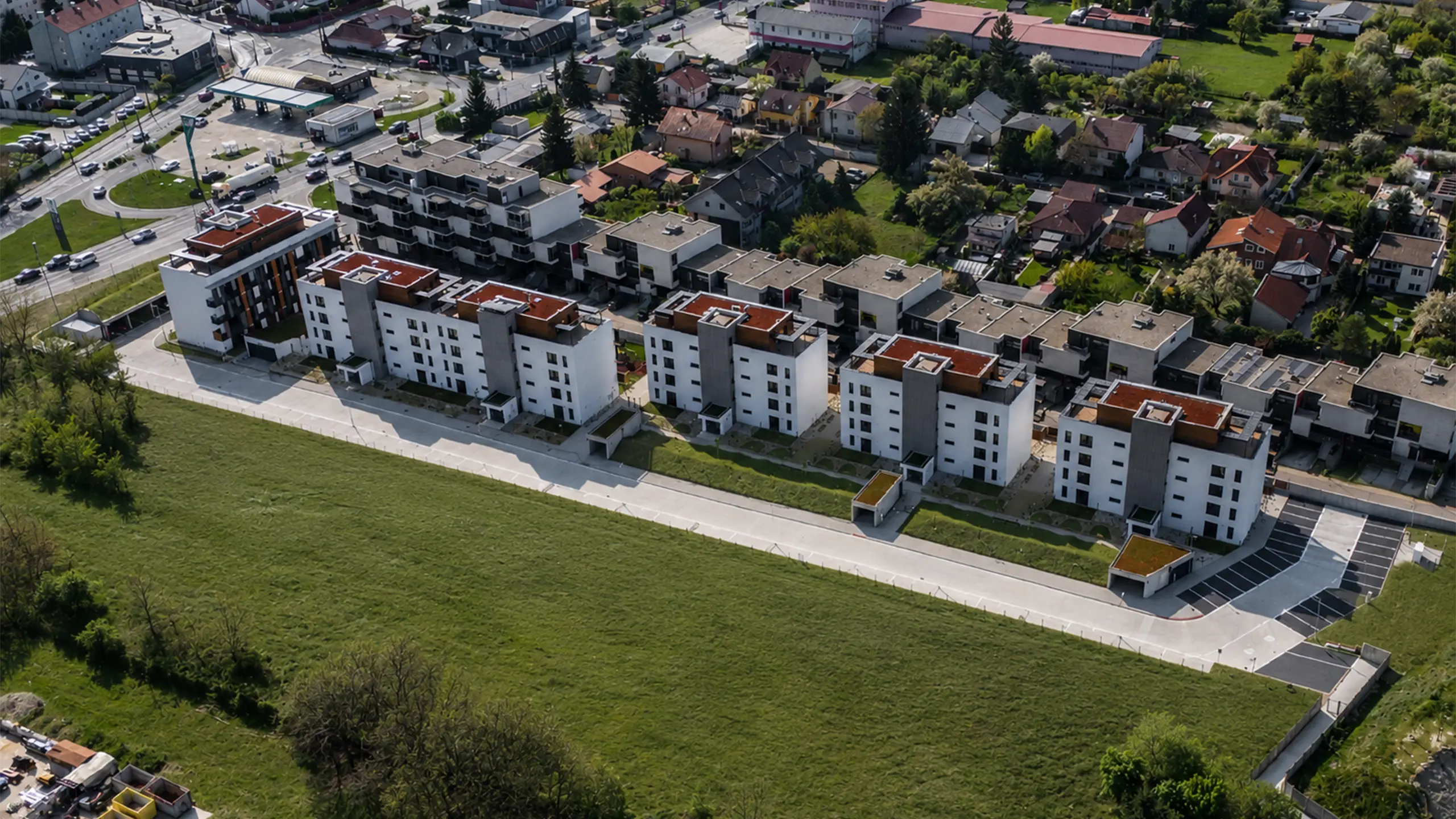 Aerial view of the Laurin dvor residential development in Bratislava. The project consists of modern apartment buildings designed for community-oriented family living with quality public spaces and excellent access to the city centre. - obrázok 1