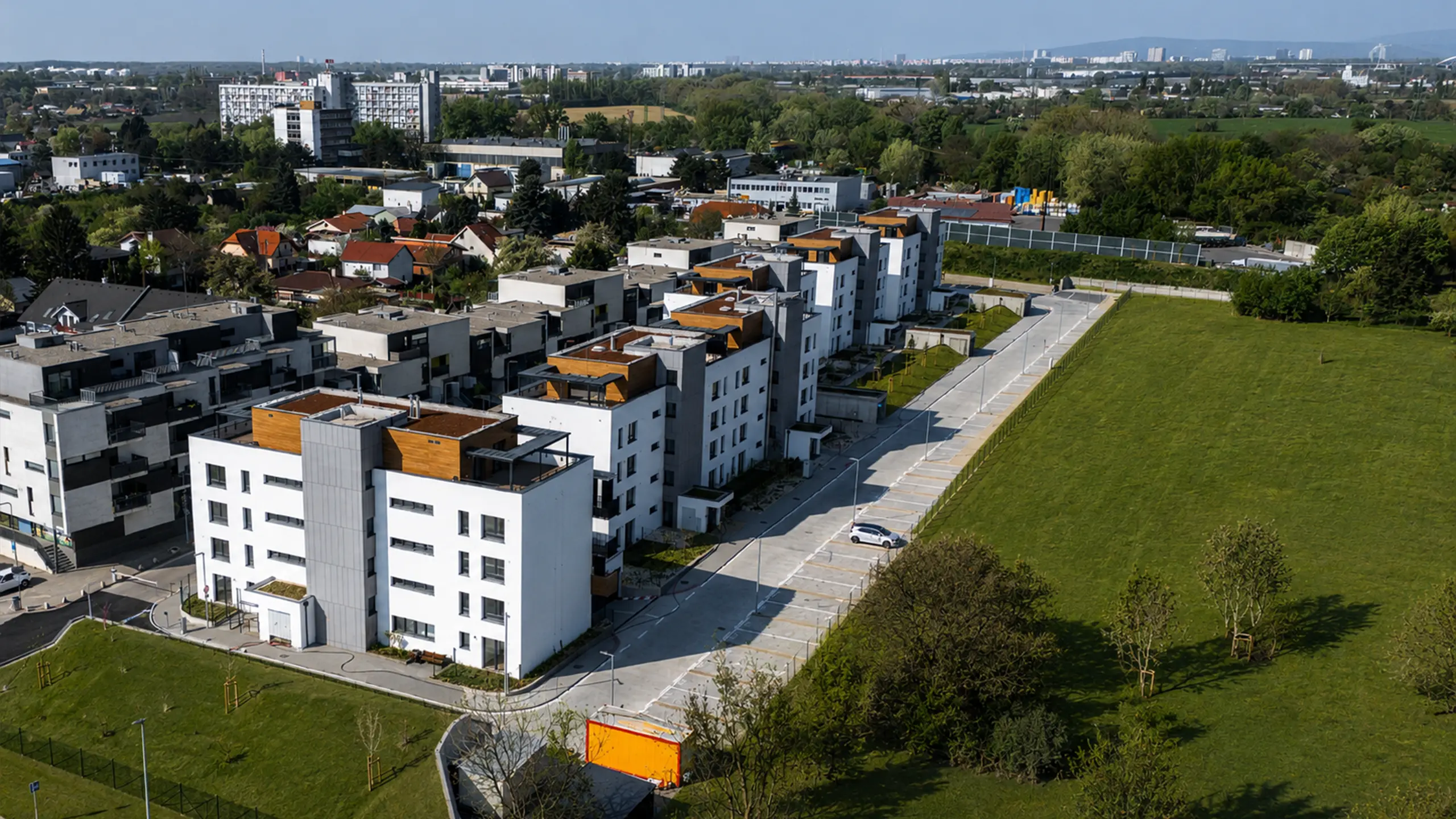 Aerial view of the Laurin dvor residential development in Bratislava. The project consists of modern apartment buildings designed for community-oriented family living with quality public spaces and excellent access to the city centre. - obrázok 3