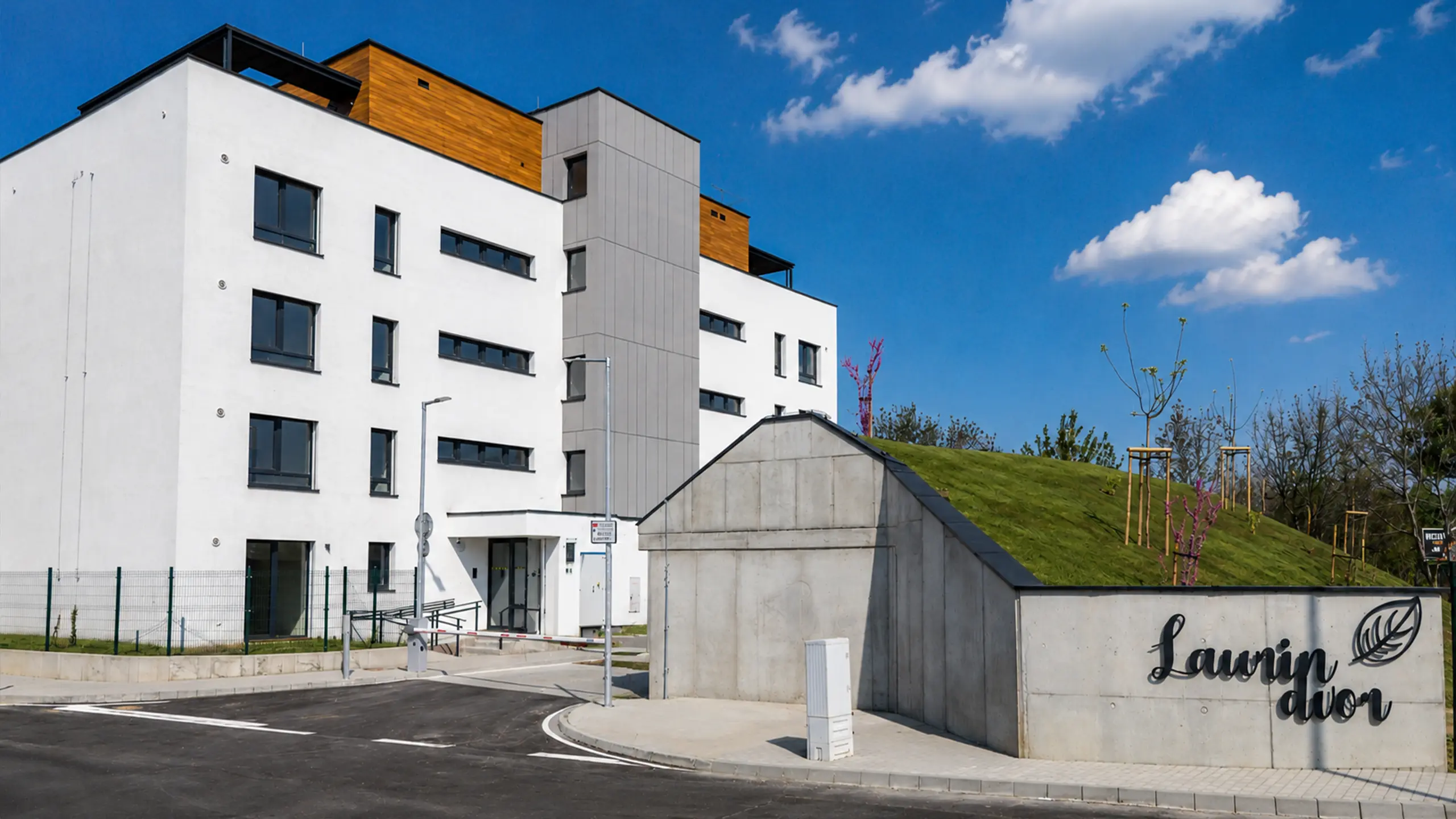 View of the entrance to the Laurin dvor residential development in Bratislava. The modern apartment buildings provide community-oriented family living with quality architecture, landscaped public spaces and excellent access to the city centre. - obrázok 4