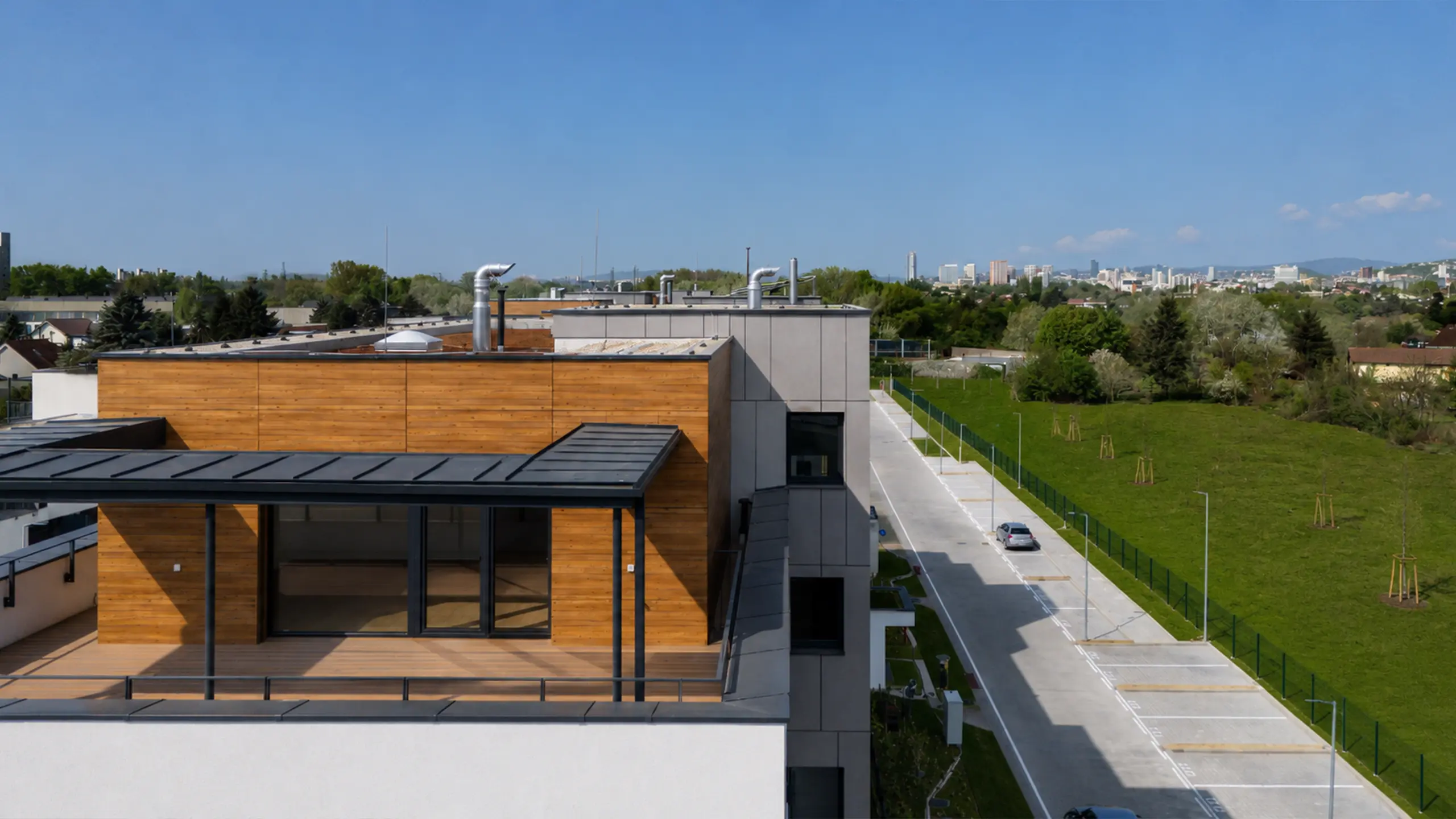 View from the upper floors of the Laurin dvor residential development in Bratislava. Spacious terraces and open views of the surrounding greenery create an attractive living environment that combines urban comfort with close proximity to nature. - obrázok 7