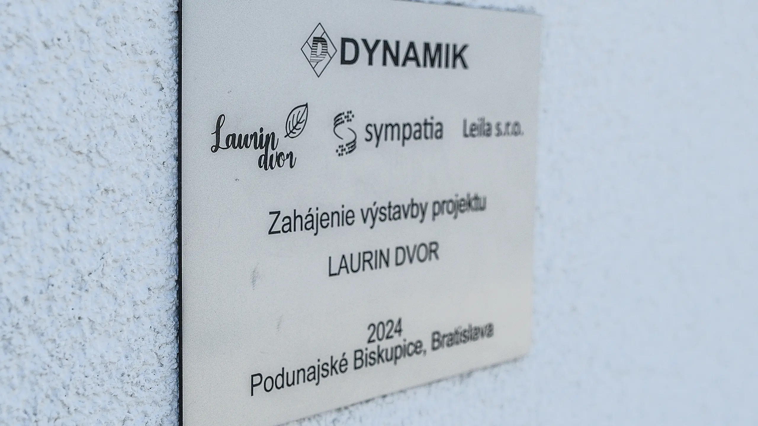 Residential project Laurin dvor – metal memorial table on the facade of the building, on which the logos are Laurin dvor, Sympathy, Leila and the inscription "Start of Construction 2024". - obrázok 22