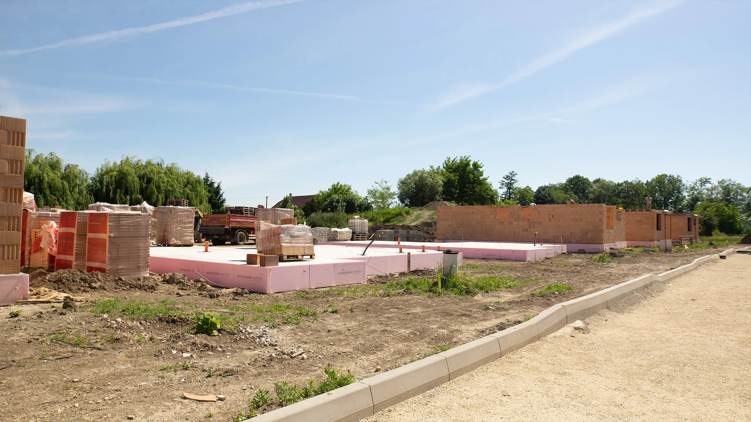 Rezidenčný projekt Rodinné domy Jarná – priebeh výstavby jednopodlažných moderných rodinných domkov bungalového typu, betón, tehly. - obrázok 4