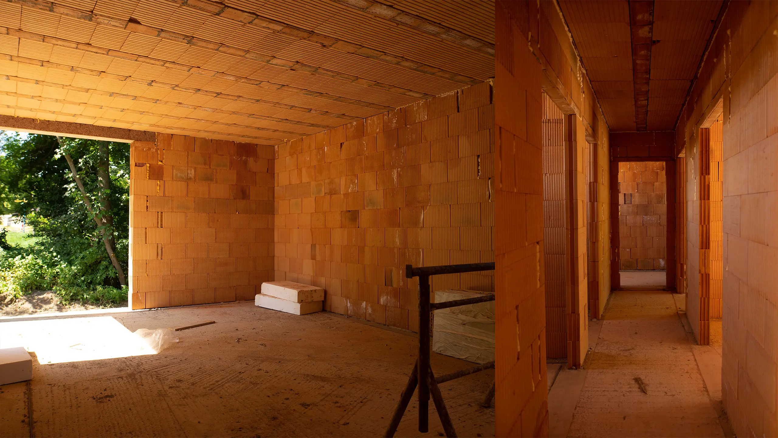 Rezidenčný projekt Rodinné domy Jarná – priebeh výstavby jednopodlažných moderných rodinných domkov bungalového typu, betón, tehly. - obrázok 5
