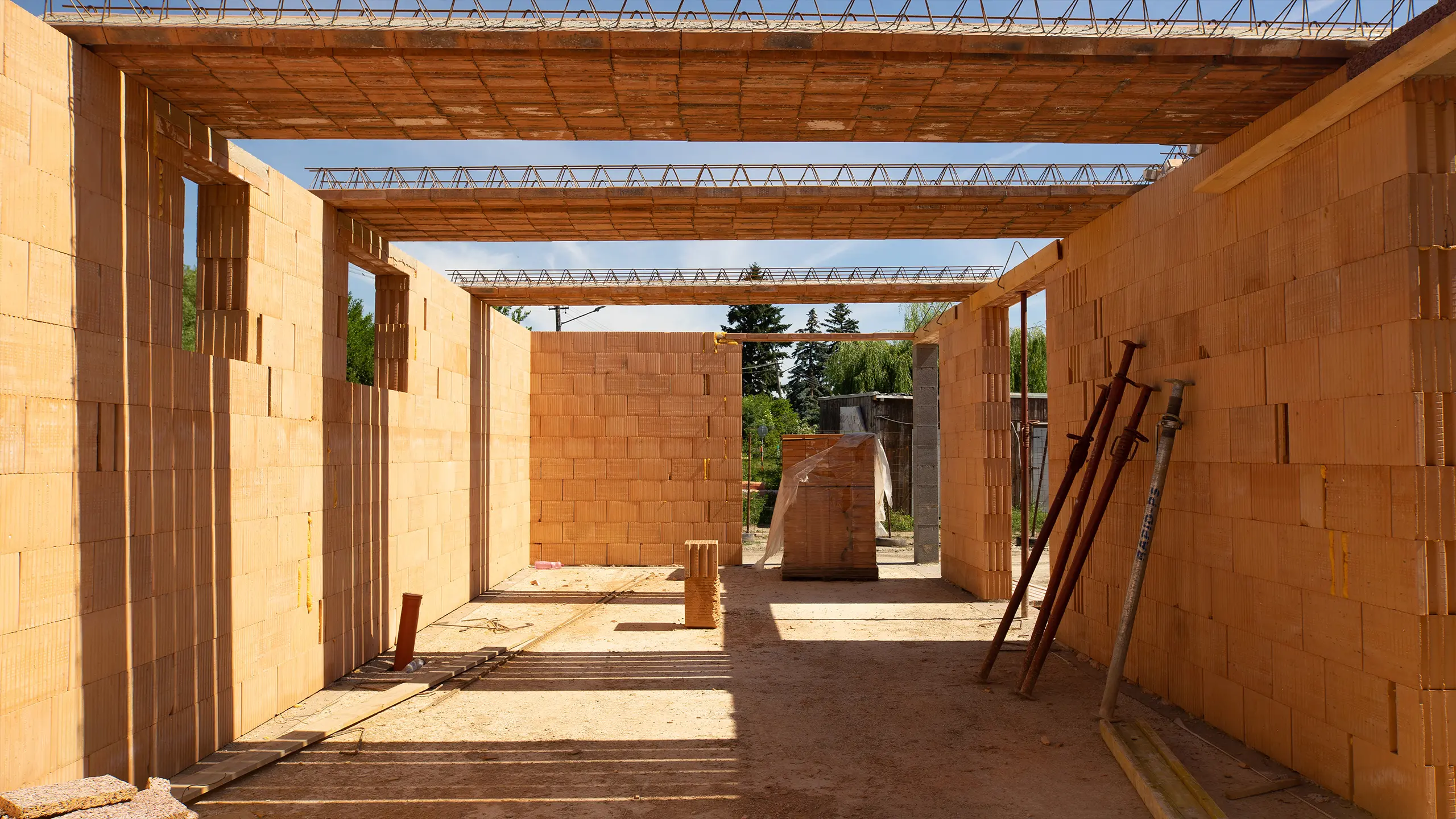 Rezidenčný projekt Rodinné domy Jarná – priebeh výstavby jednopodlažných moderných rodinných domkov bungalového typu, betón, tehly. - obrázok 6
