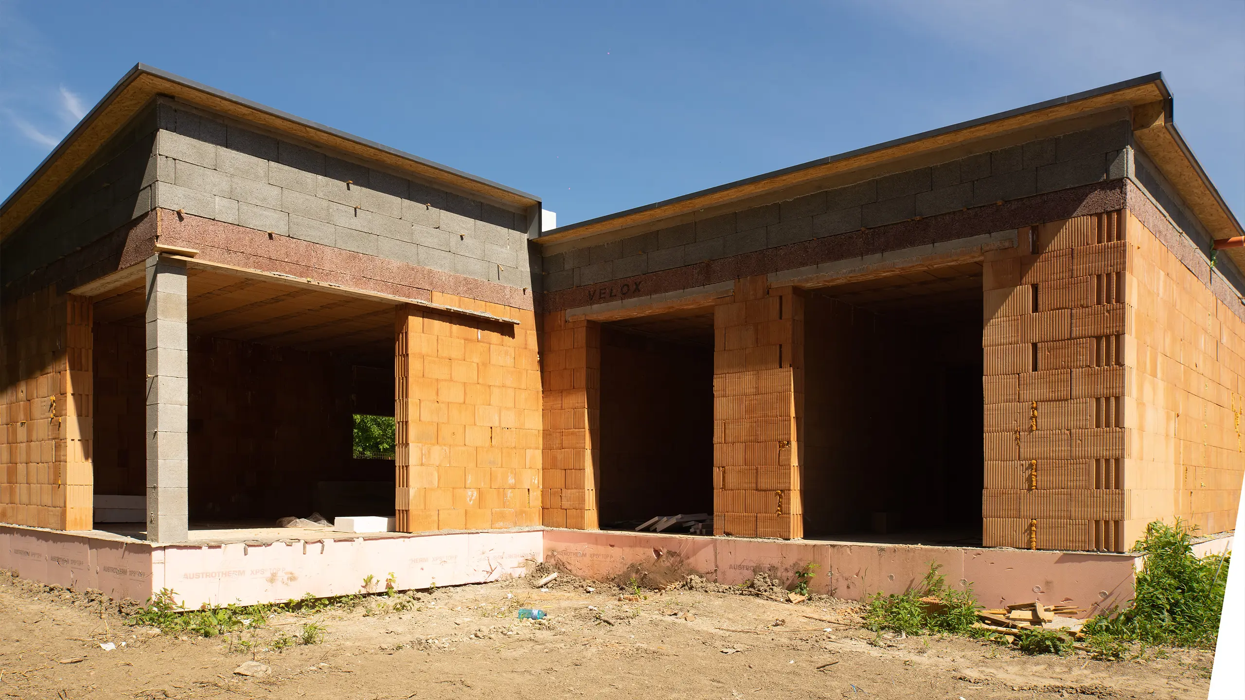 Rezidenčný projekt Rodinné domy Jarná – priebeh výstavby jednopodlažných moderných rodinných domkov bungalového typu, betón, tehly. - obrázok 7