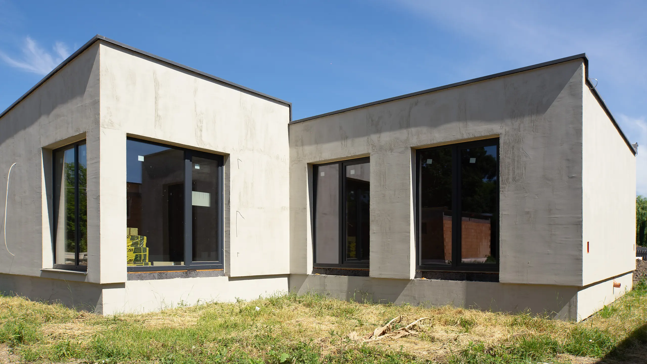 Rezidenčný projekt Rodinné domy Jarná – priebeh výstavby jednopodlažných moderných rodinných domkov bungalového typu už s bielou fasádou.. - obrázok 8