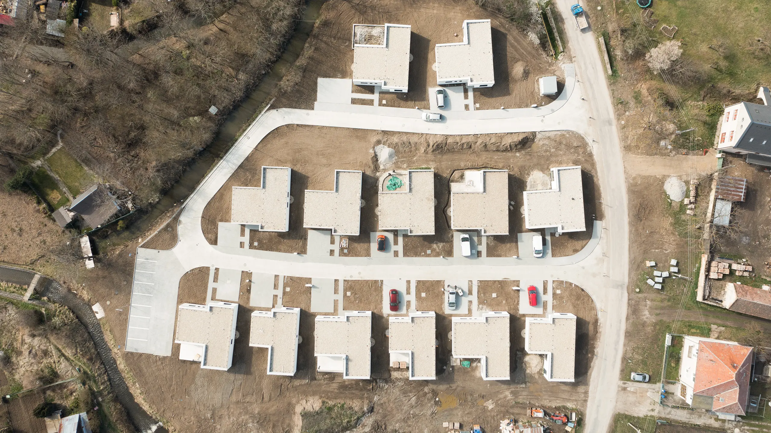 Rezidenčný projekt Rodinné domy Jarná – pohľad z hora na 13 rodinných domčekov bungalového typu. - obrázok 9