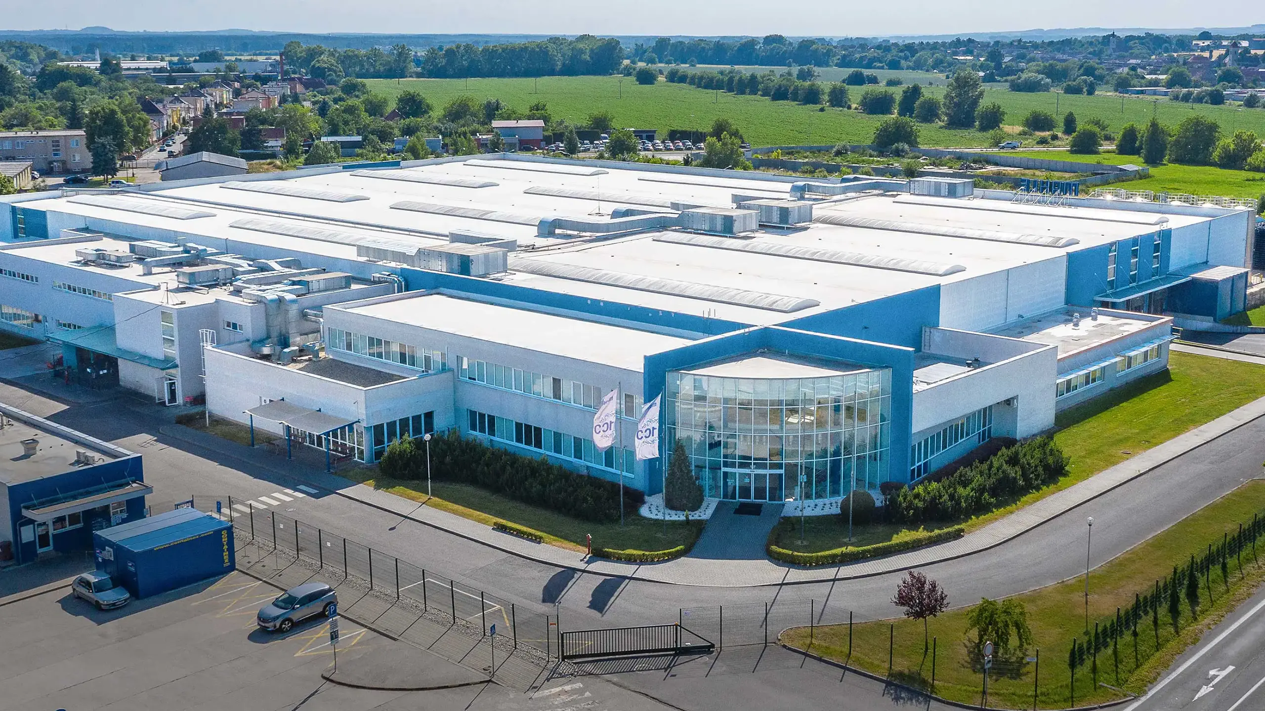 Priemyselný projekt Senica 1 – Letecký pohľad na výrobno-skladovací areál prenajatý medzinárodnej automotive spoločnosti, doplnený o nové výskumno-vývojové centrum. Moderné priemyselné budovy sa nachádzajú v strategickej lokalite s výborným napojením na diaľnicu D2 a ponúkajú rozsiahle výrobné, skladové a administratívne priestory.