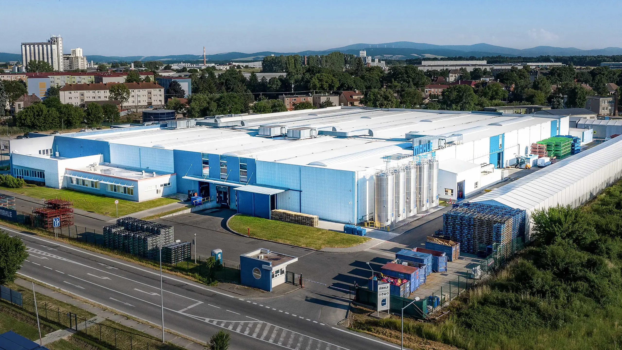 Industrial Project Senica 1 – Aerial view of a manufacturing and warehouse complex leased to an international automotive company, complemented by a newly developed research and development center. The modern industrial facilities are located in a strategic area with excellent access to the D2 motorway and provide extensive production, storage, and office space. - obrázok 3