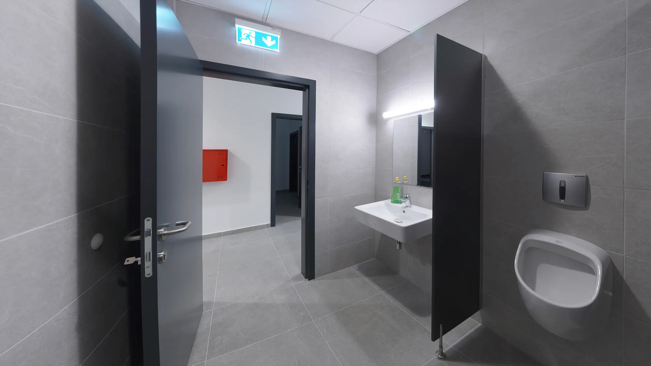 Priemyselný projekt Záhreb 1 – moderné zázemie logistického parku vybudované podľa najvyšších priemyselných štandardov. Fotografia zachytáva hygienické a sociálne priestory administratívnej časti objektu s kvalitným vybavením, modernými povrchmi a dôrazom na komfort zamestnancov a každodennú prevádzku. - obrázok 5