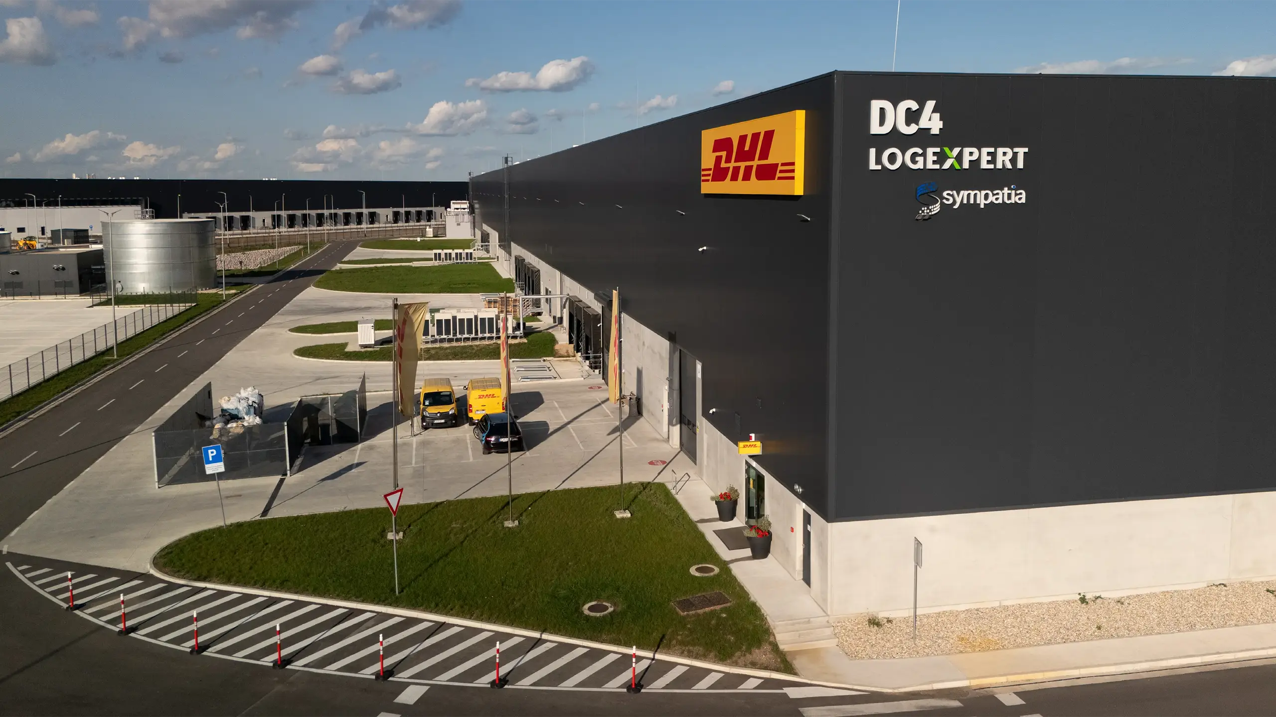 Priemyselný projekt Záhreb 2 – moderná logistická hala druhej etapy logistického parku v Záhrebe. Fotografia zachytáva skladový objekt najvyššieho štandardu s nájomcom DHL, administratívnym zázemím, dopravnou infraštruktúrou a rozsiahlymi logistickými plochami navrhnutými pre efektívnu distribúciu a skladovanie tovaru.
