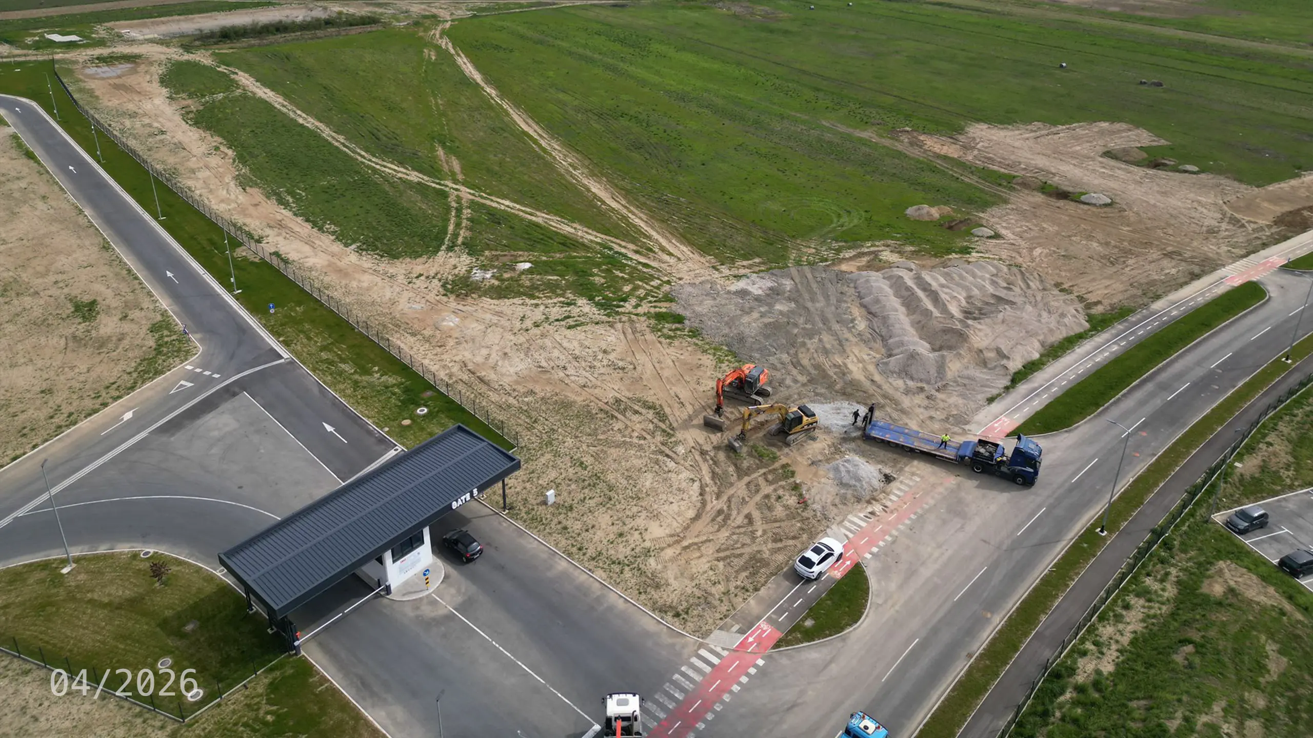 Industrial Project Zagreb 4 – aerial view of site preparation works for the fourth expansion phase of the Zagreb logistics park. The photograph shows land designated for new logistics facilities, construction equipment and connections to the existing industrial park infrastructure. Zagreb 4 builds on the previous development phases and will expand the supply of modern high-standard warehouse space with a focus on energy efficiency, photovoltaic systems and BREEAM certification. - obrázok 7