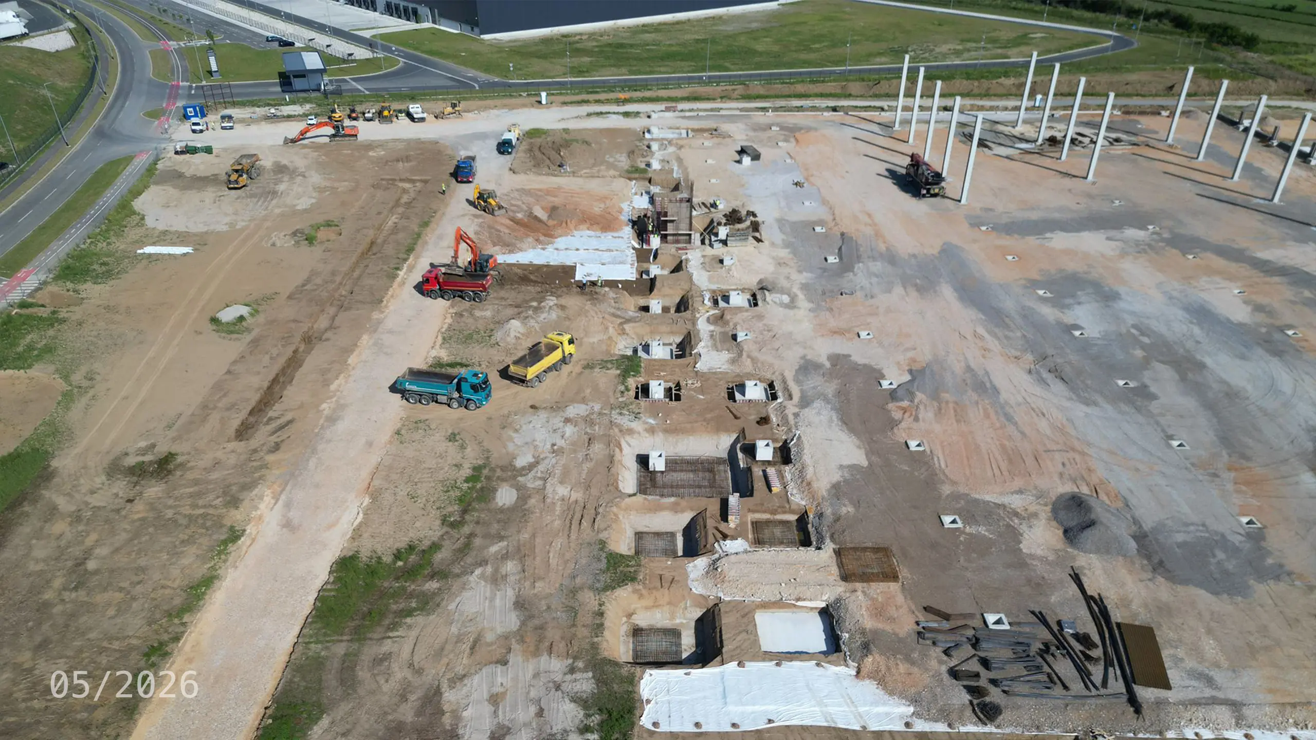Industrial Project Zagreb 4 – aerial view of the construction of the fourth phase of the Zagreb logistics park. The photograph shows foundation works, the installation of structural columns and ongoing construction activities for a new logistics facility. The project expands the existing industrial park with additional premium-grade space equipped with modern technologies, photovoltaic systems and designed to meet BREEAM certification standards. - obrázok 9