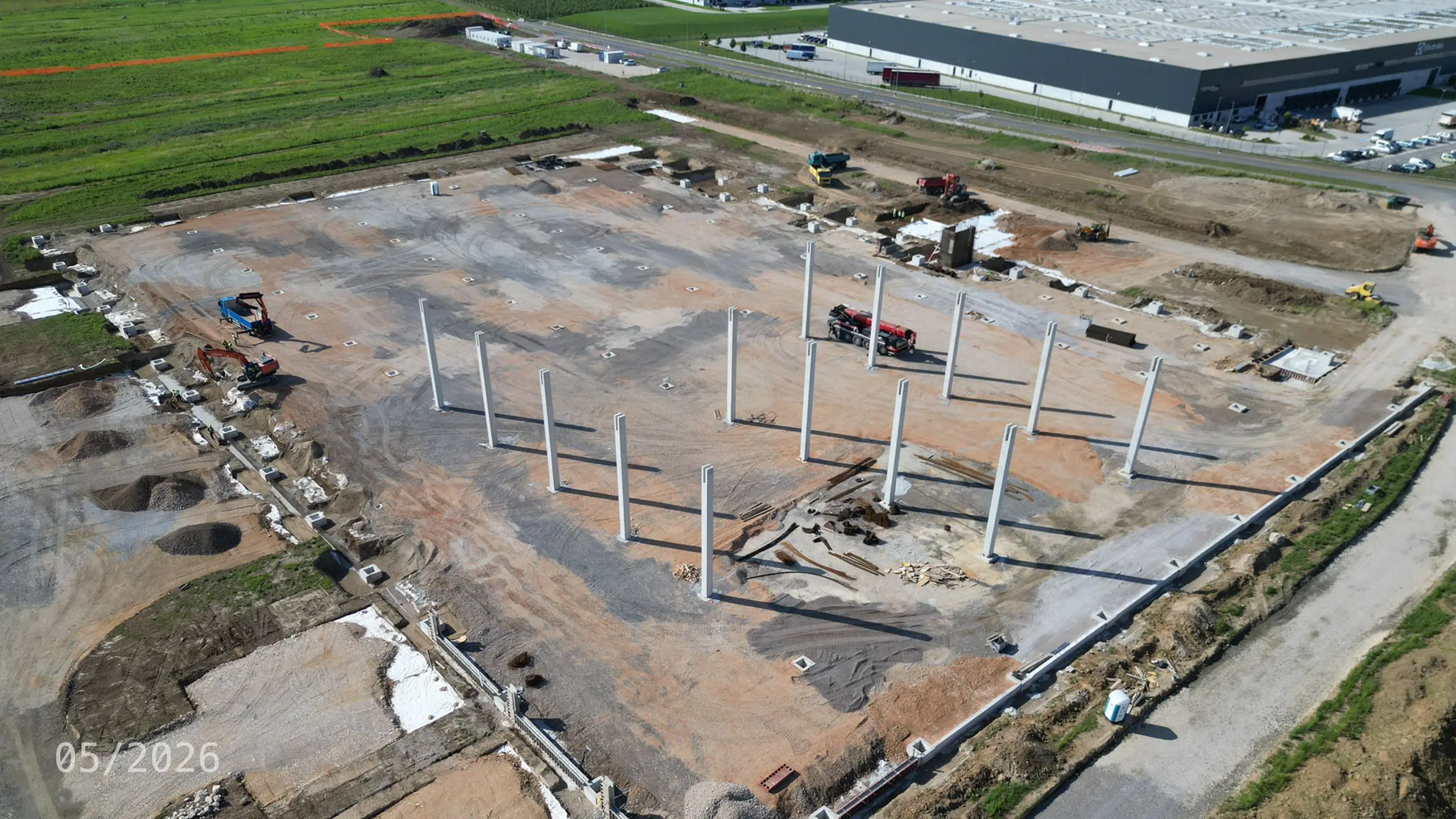 Industrial Project Zagreb 4 – aerial view of the construction of the fourth phase of the Zagreb logistics park. The photograph shows foundation works, the installation of structural columns and ongoing construction activities for a new logistics facility. The project expands the existing industrial park with additional premium-grade space equipped with modern technologies, photovoltaic systems and designed to meet BREEAM certification standards. - obrázok 10