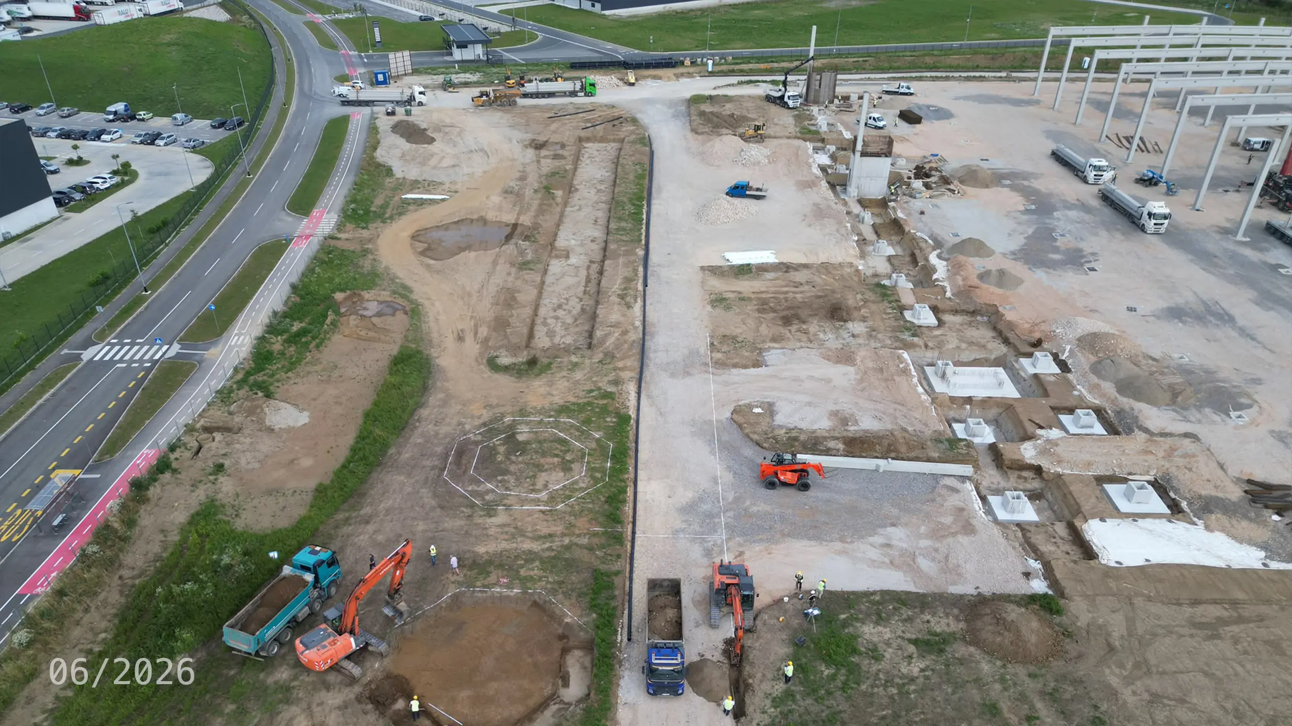 Industrial Project Zagreb 4 – aerial view of the construction of the fourth phase of the Zagreb logistics park. The photograph shows foundation works, the installation of structural columns and ongoing construction activities for a new logistics facility. The project expands the existing industrial park with additional premium-grade space equipped with modern technologies, photovoltaic systems and designed to meet BREEAM certification standards. - obrázok 12