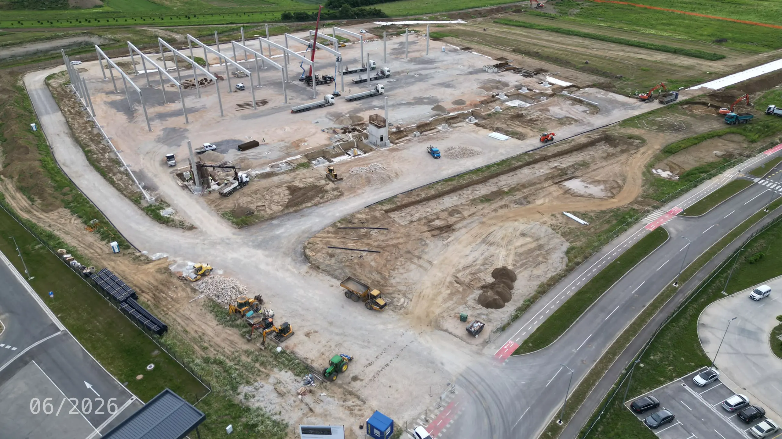 Industrial Project Zagreb 4 – aerial view of the construction of the fourth phase of the Zagreb logistics park. The photograph shows foundation works, the installation of structural columns and ongoing construction activities for a new logistics facility. The project expands the existing industrial park with additional premium-grade space equipped with modern technologies, photovoltaic systems and designed to meet BREEAM certification standards. - obrázok 13