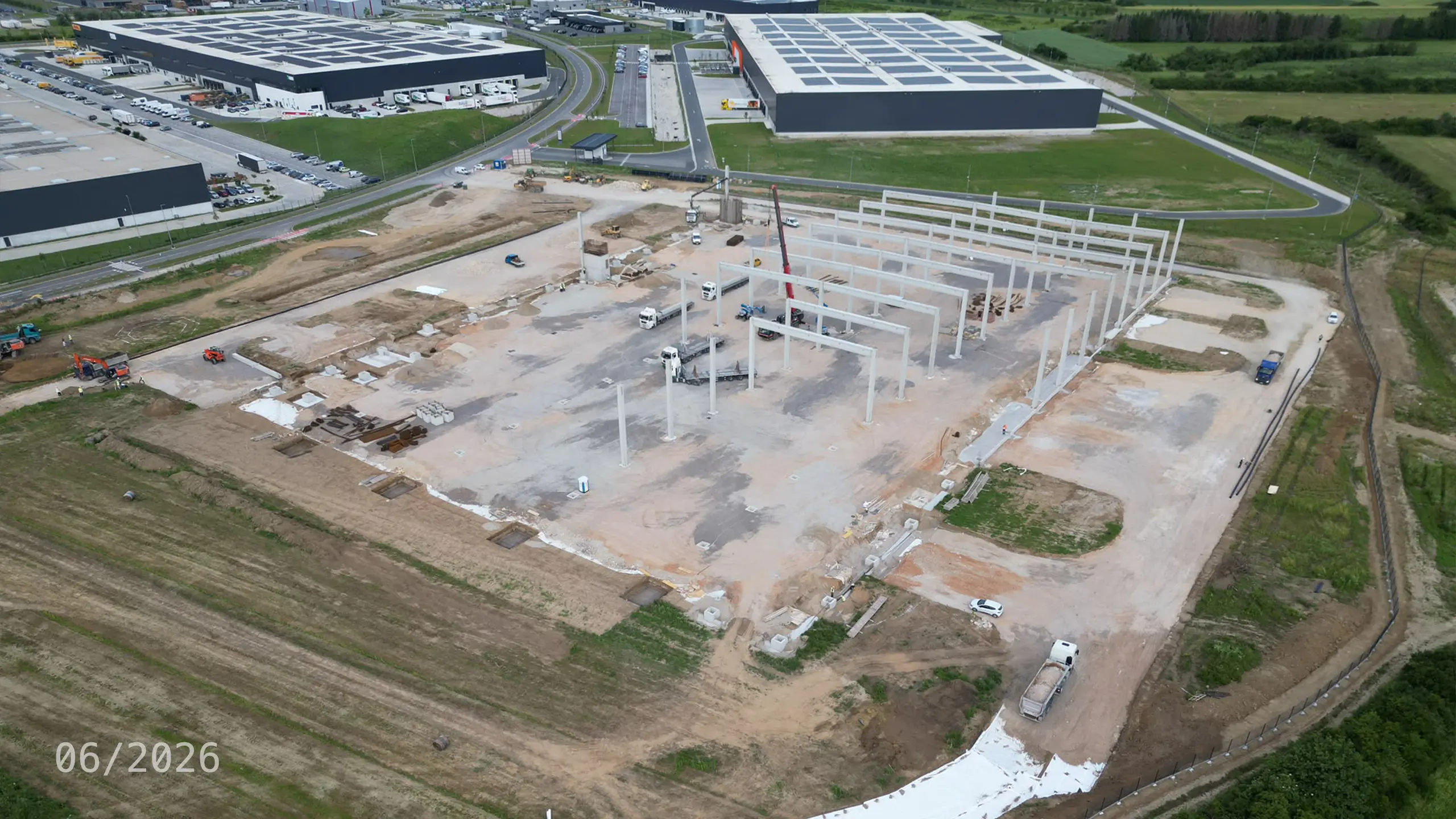 Industrial Project Zagreb 4 – aerial view of the construction of the fourth phase of the Zagreb logistics park. The photograph shows foundation works, the installation of structural columns and ongoing construction activities for a new logistics facility. The project expands the existing industrial park with additional premium-grade space equipped with modern technologies, photovoltaic systems and designed to meet BREEAM certification standards. - obrázok 14