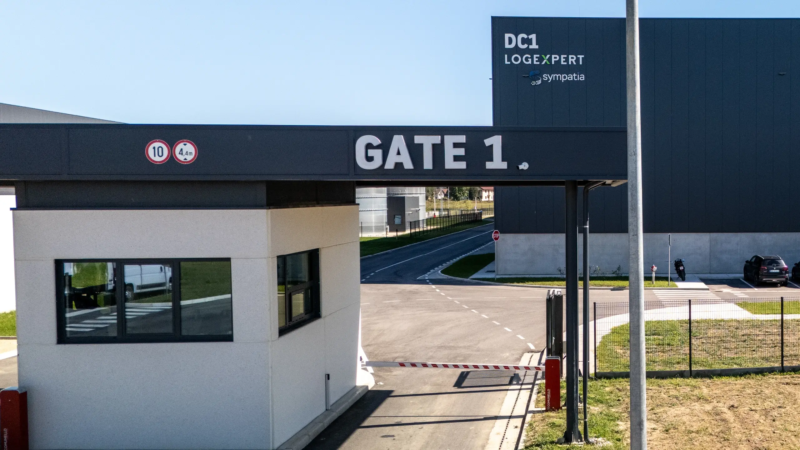 Industrial project Zdenčina 1 – entrance gate to the logistics park with controlled access to the distribution centre. The modern infrastructure ensures efficient traffic management, safe vehicle movement and smooth operation of warehouse and office facilities. Strategically located near the A1 motorway, the site provides excellent logistics connectivity to Croatia’s most important regions. - obrázok 10